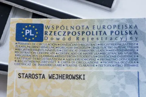 Fragment polskiego dowodu rejestracyjnego z napisem "STAROSTA WEJHEROWSKI" i wielojęzycznymi nazwami dokumentu.