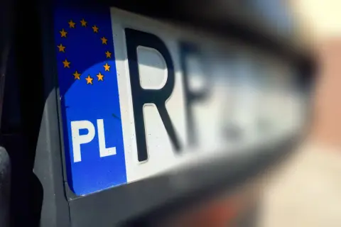 Wykaz tablic rejestracyjnych: polska tablica z symbolem UE i literami "PL RF".
