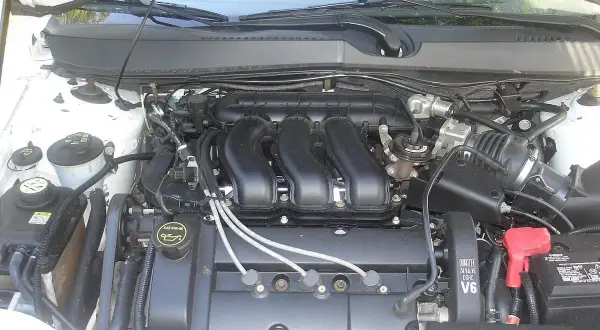 Silnik V6 Duratec w Ford Mondeo MK4. Widać przewody, akumulator i elementy układu dolotowego.