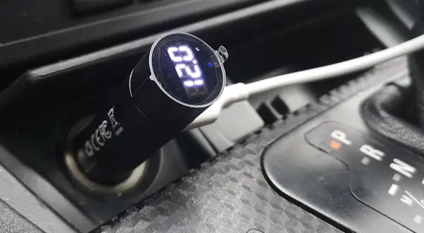 W samochodzie nie działa zapalniczka, ale podłączony adapter USB pokazuje napięcie 12.9V.