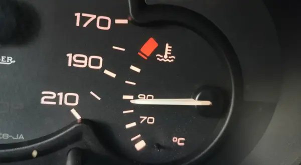 Wskaźnik pokazuje temperaturę płynu chłodniczego. Igła znajduje się między 70 a 90°C, co oznacza, że silnik jest w optymalnej temperaturze pracy.