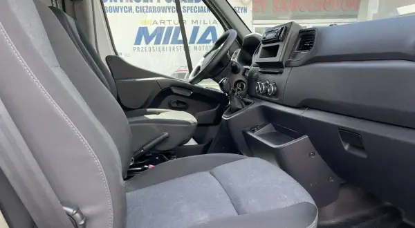Wnętrze Renault Master. Gdzie jest akumulator? Pod siedzeniem kierowcy, jak w wielu autach dostawczych.