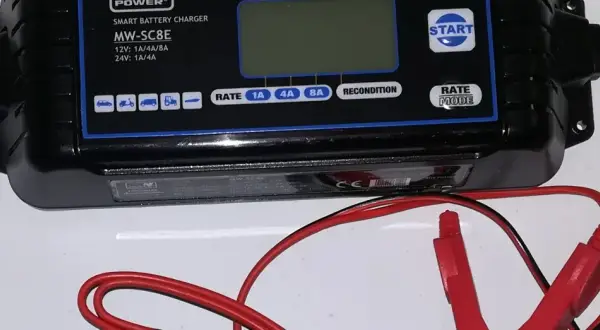Ładowarka MW-SC8E z ikonami pojazdów. Czy nowy akumulator trzeba ładować? Sprawdź instrukcję lub ustaw tryb ładowania.