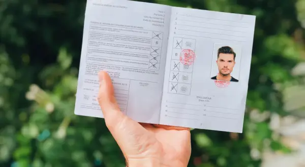 Międzynarodowe prawo jazdy konwencją genewską czy wiedeńską? Dokument z danymi kierowcy i pieczęciami.