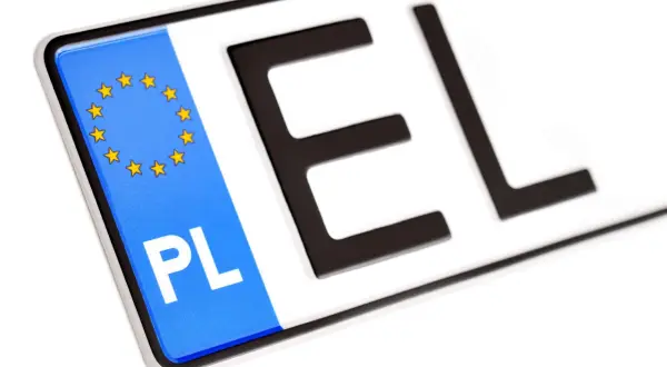 Polska tablica rejestracyjna ok. z symbolem Unii Europejskiej i literami "EL".