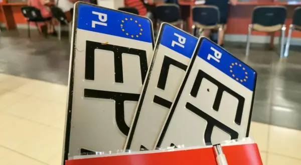 Kilka tablic rejestracyjnych PL w urzędzie. Czekam na swoją gb rejestrację.