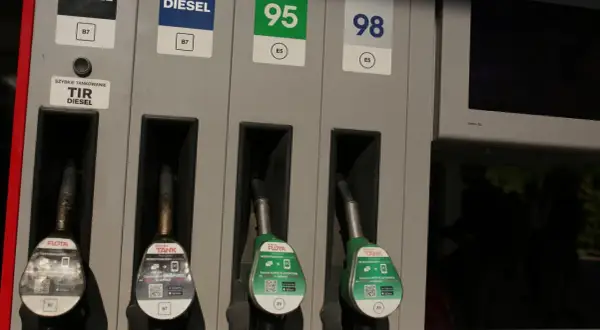 Dostępne paliwa: Diesel, benzyna 95 i 98. Wybierz odpowiednią opcję dla swojego pojazdu.