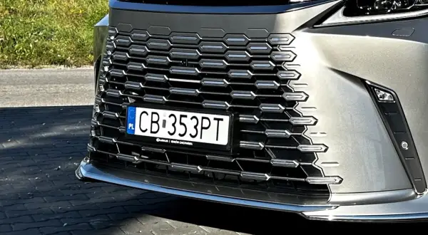 CB 353PT - ciekawy numer rejestracyjny na grillu Lexusa.