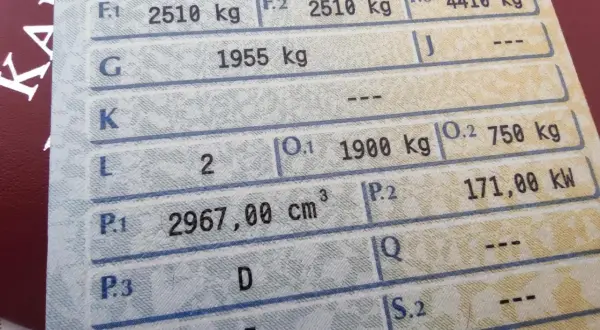 Fragment dowodu rejestracyjnego pojazdu. Widoczna masa własna 1955 kg (pole G) oraz inne dane techniczne.