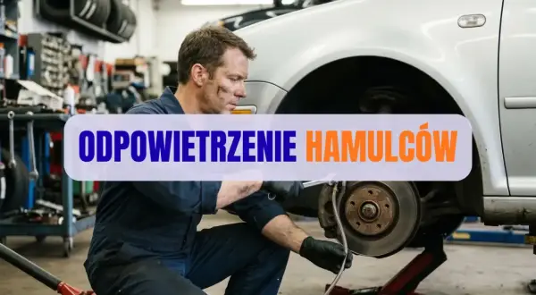 Mechanik wykonuje odpowietrzanie hamulców z ABS. Prawidłowa kolejność odpowietrzania jest kluczowa dla bezpieczeństwa.