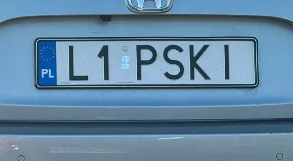 Polskie tablice rejestracyjne z numerem L1 PSKI na samochodzie Honda.