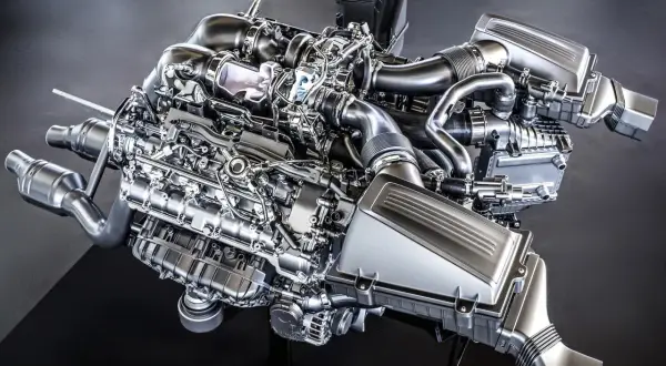 Błyszczące cylindry w silniku V8, z turbosprężarkami i skomplikowanymi przewodami, prezentują potęgę inżynierii.