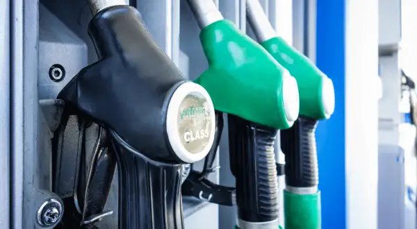 Dysze do paliwa na stacji benzynowej. Dowiedz się, jak zatankować auto, wybierając odpowiednią dyszę.