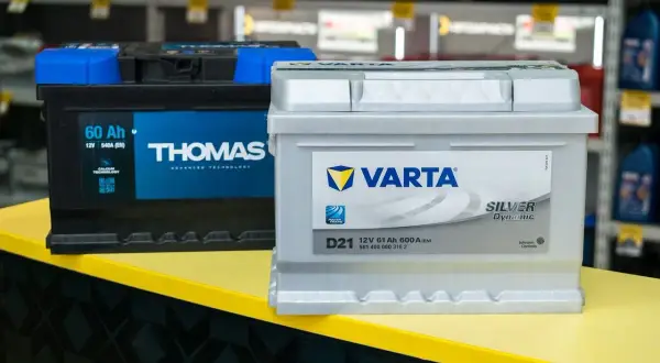 Dwa akumulatory samochodowe: czarny Thomas i srebrny Varta Silver Dynamic.