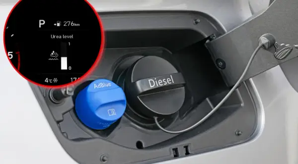 Wskaźnik poziomu AdBlue na desce rozdzielczej informuje, do jakich samochodów jest potrzebny ten płyn. Widoczny jest korek AdBlue i Diesel.