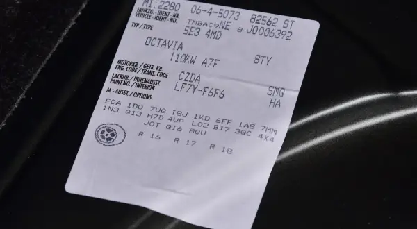 Naklejka z danymi pojazdu, w tym kod silnika po VIN: Octavia 110kW A7F, kod CZDA, LF7Y-F6F6.