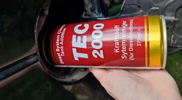 Wlewam dodatek do paliwa TEC 2000, by usunąć wodę w filtrze paliwa.