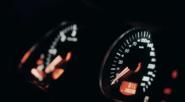Prędkościomierz pokazuje niską prędkość, co może skutkować mandatem za zbyt wolną jazdę.