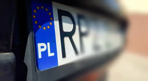 Wykaz tablic rejestracyjnych: polska tablica z symbolem UE i literami "PL RF".