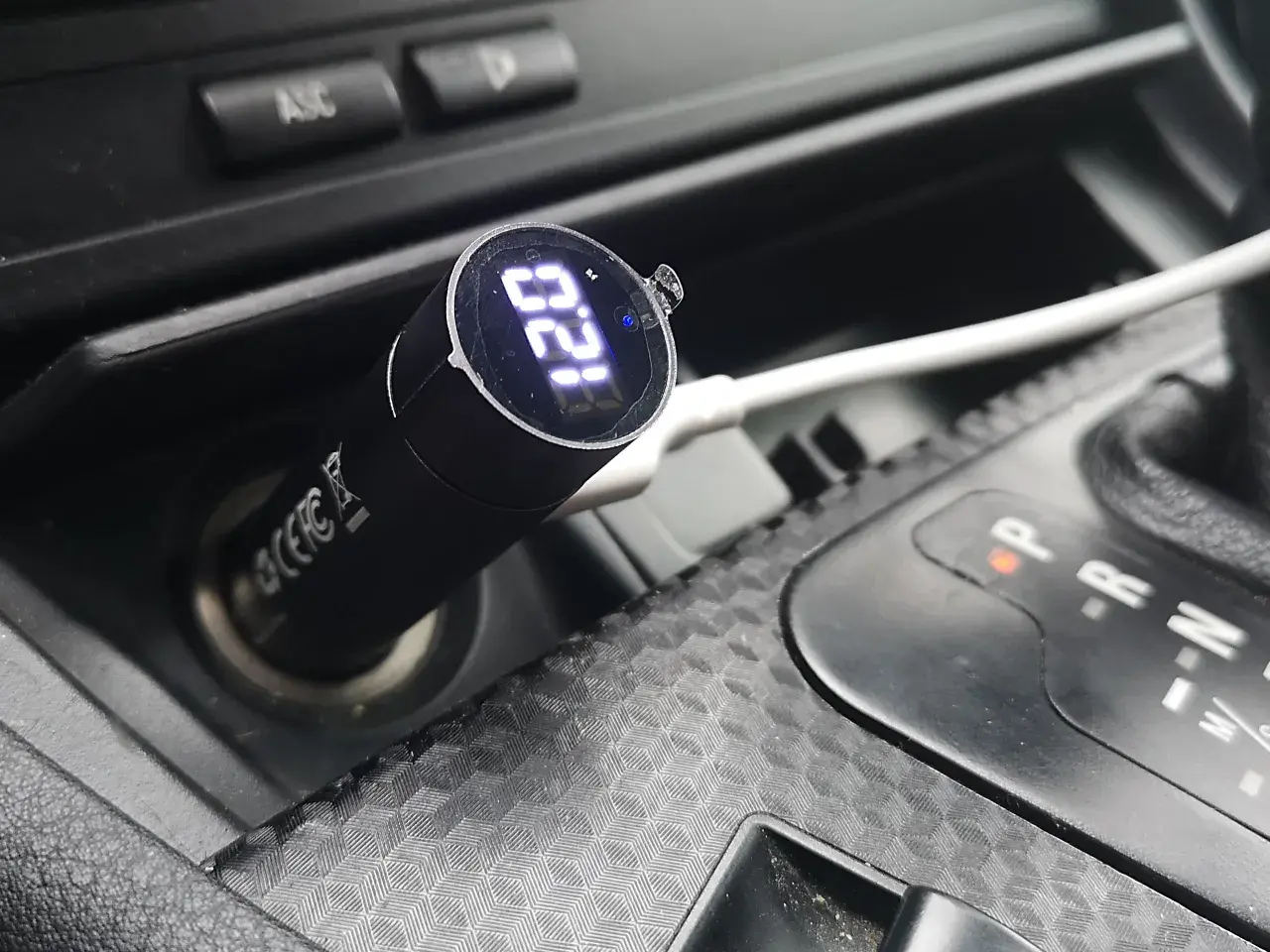 W samochodzie nie działa zapalniczka, ale podłączony adapter USB pokazuje napięcie 12.9V.