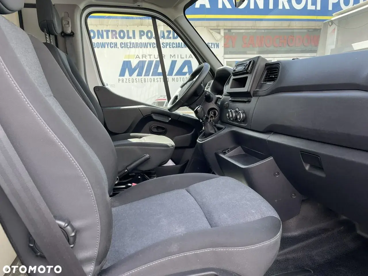 Wnętrze Renault Master. Gdzie jest akumulator? Pod siedzeniem kierowcy, jak w wielu autach dostawczych.