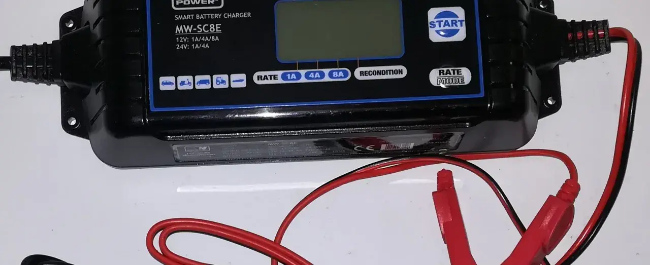 Ładowarka MW-SC8E z ikonami pojazdów. Czy nowy akumulator trzeba ładować? Sprawdź instrukcję lub ustaw tryb ładowania.