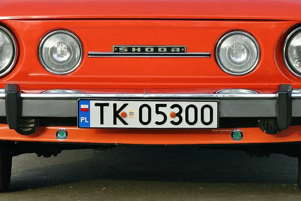 Pomarańczowa Skoda z tablicą rejestracyjną TK 05300.