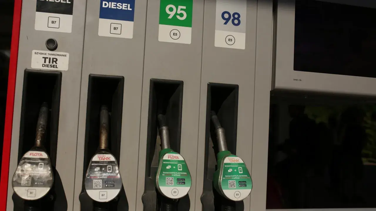 Dostępne paliwa: Diesel, benzyna 95 i 98. Wybierz odpowiednią opcję dla swojego pojazdu.