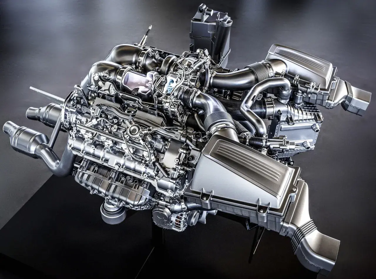Błyszczące cylindry w silniku V8, z turbosprężarkami i skomplikowanymi przewodami, prezentują potęgę inżynierii.