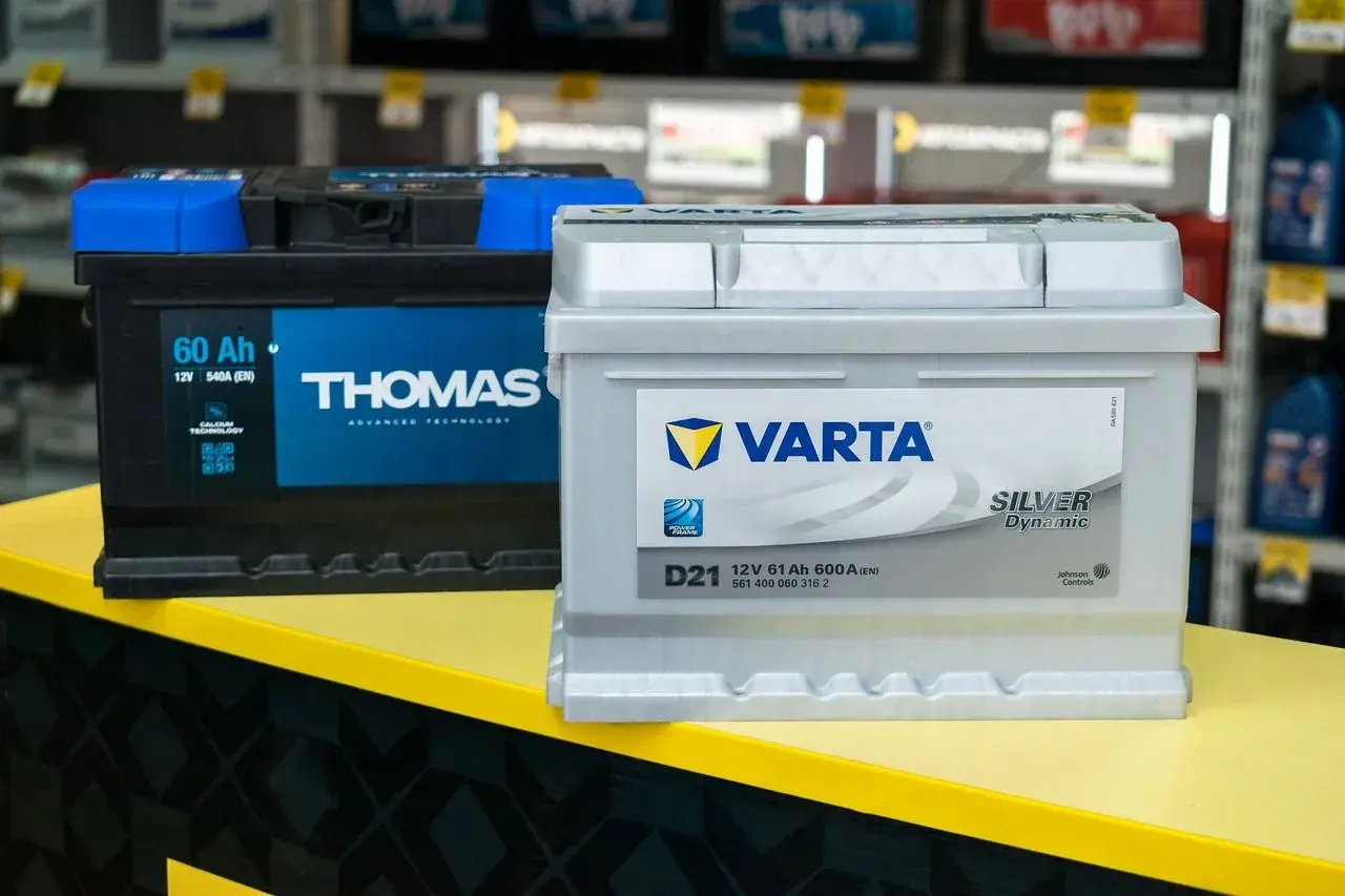 Dwa akumulatory samochodowe: czarny Thomas i srebrny Varta Silver Dynamic.