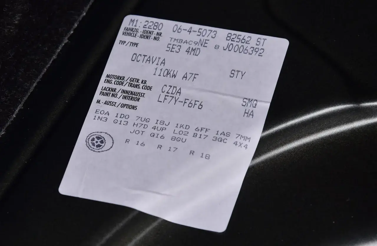 Naklejka z danymi pojazdu, w tym kod silnika po VIN: Octavia 110kW A7F, kod CZDA, LF7Y-F6F6.