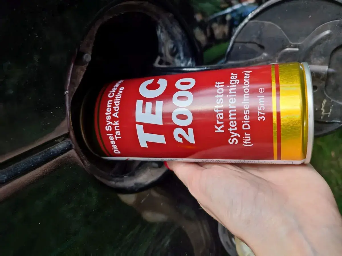 Wlewam dodatek do paliwa TEC 2000, by usunąć wodę w filtrze paliwa.