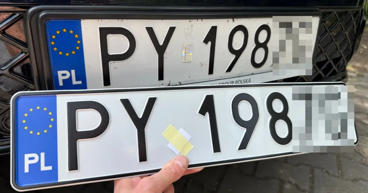 Dwie polskie tablice rejestracyjne z numerem PY 198. Jedna jest zamontowana na samochodzie, druga trzymana w ręce.