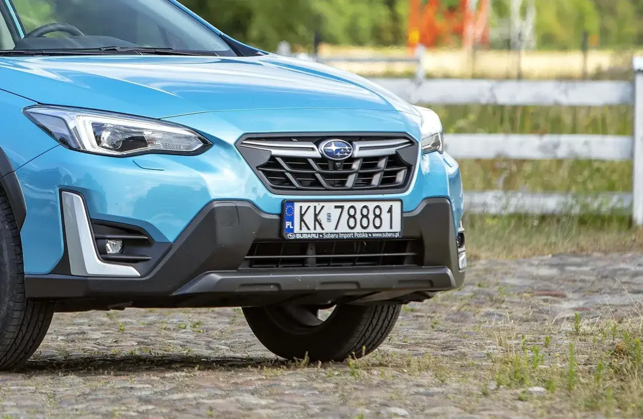 Niebieski Subaru z polską tablicą rejestracyjną KK 78881.