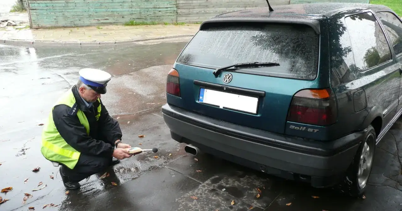 Policjant mierzy hałas z wydechu samochodu. Czy wydech przelotowy jest legalny? Sprawdzamy!