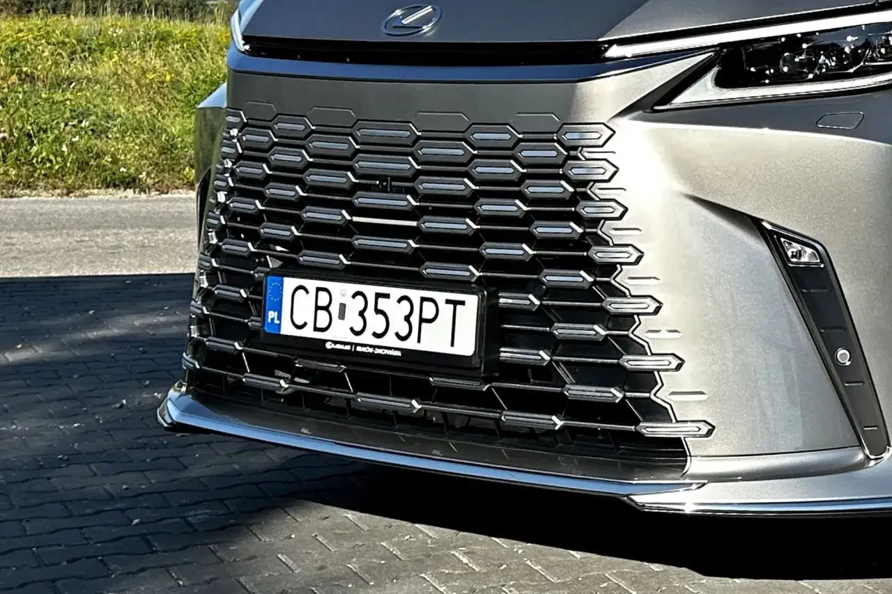 CB 353PT - ciekawy numer rejestracyjny na grillu Lexusa.