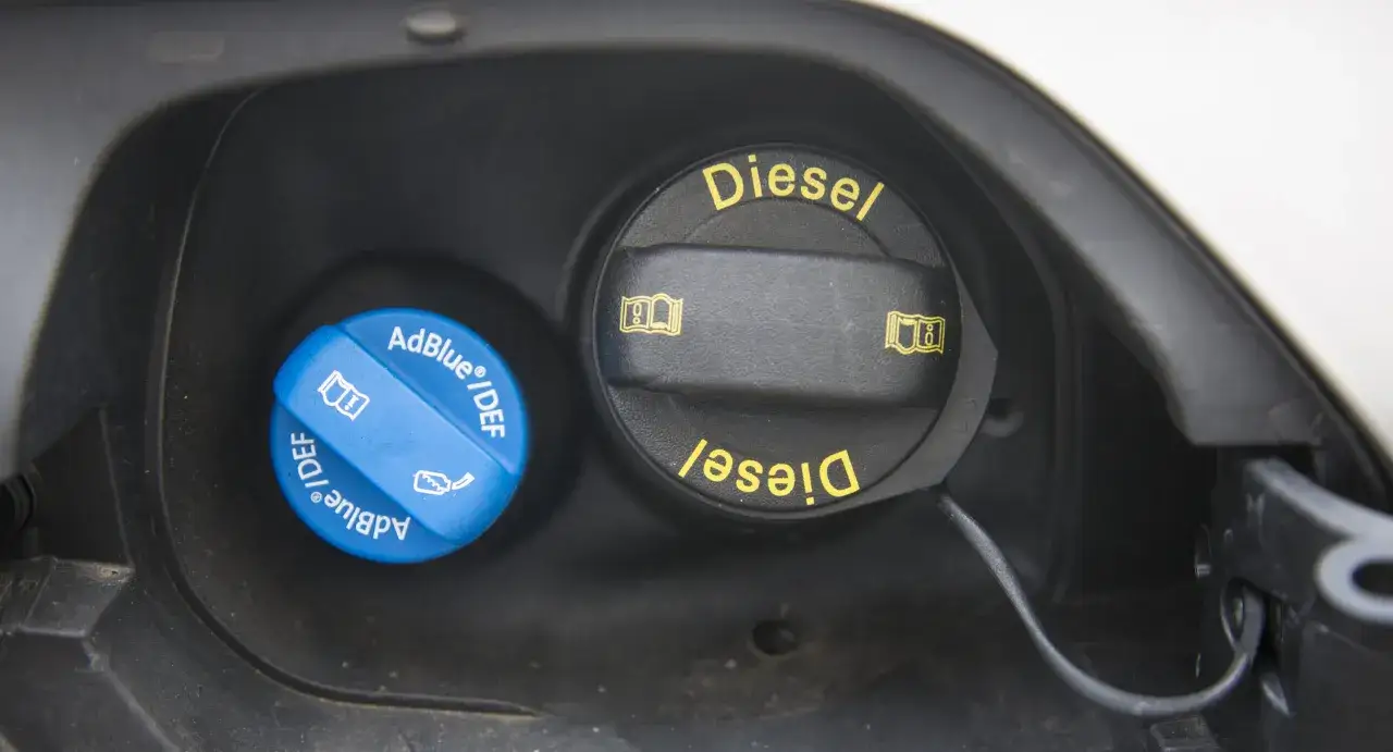 Niebieski korek AdBlue obok korka Diesel. AdBlue do jakich samochod&oacute;w? Do nowoczesnych diesli.