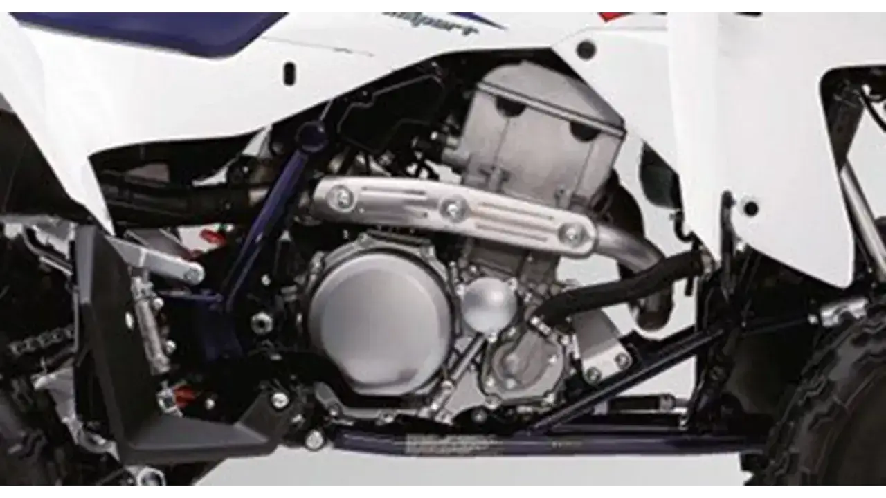 Silnik Suzuki LTZ 400. Szczeg&oacute;łowe dane techniczne tego quada obejmują moc i moment obrotowy.