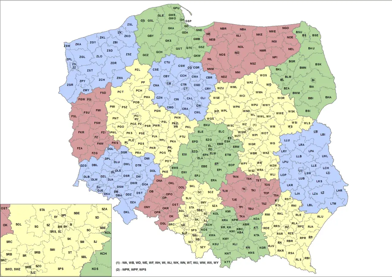 Mapa Polski z podziałem na okręgi rejestracyjne. Kolory oznaczają r&oacute;żne wojew&oacute;dztwa, a litery kody rejestracji w Polsce.