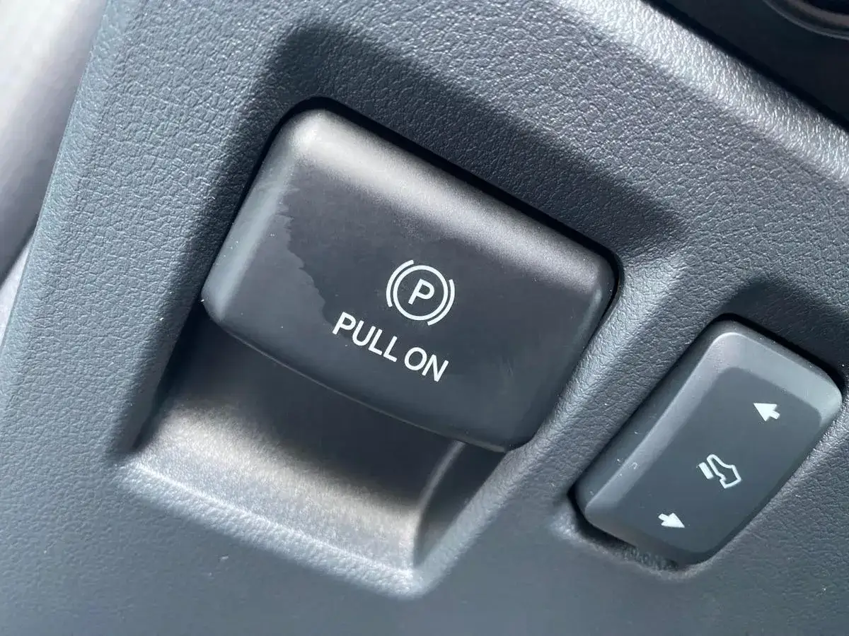 Przycisk hamulca ręcznego elektrycznego z napisem