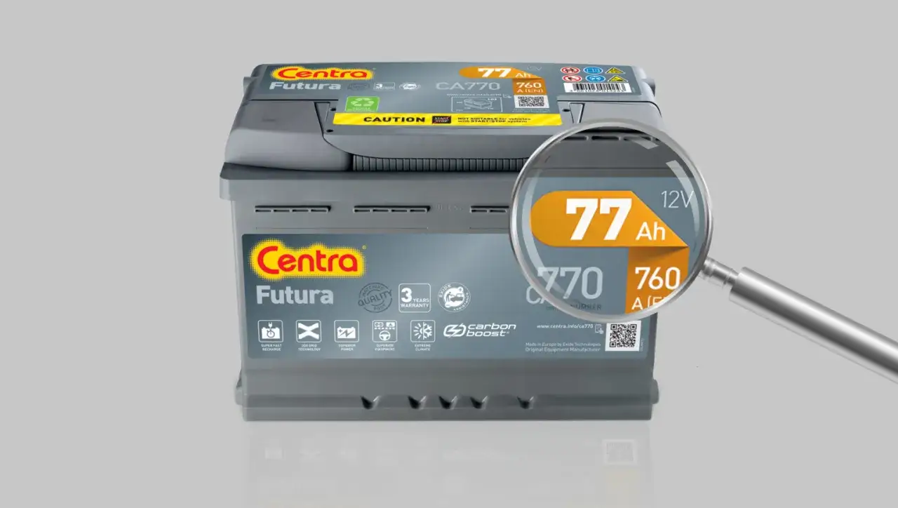 Akumulator Centra Futura 77 Ah, z powiększeniem uwydatniającym jego pojemność.
