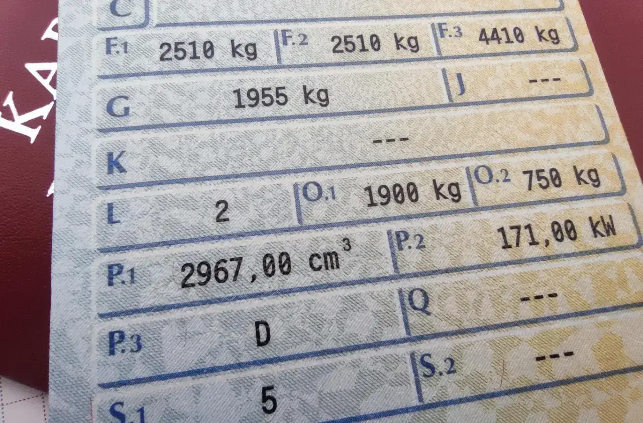 Fragment dowodu rejestracyjnego z wpisaną masą własną 1955 kg (pozycja G). Widać też inne dane pojazdu.