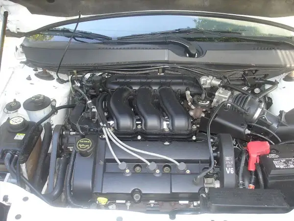 Silnik V6 Duratec w Ford Mondeo MK4. Widać przewody, akumulator i elementy układu dolotowego.