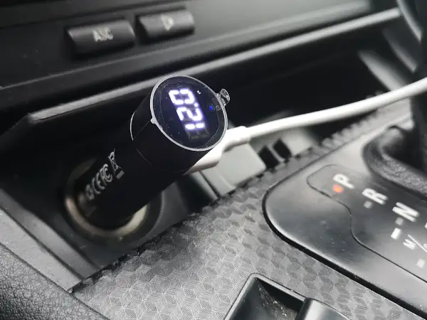 W samochodzie nie działa zapalniczka, ale podłączony adapter USB pokazuje napięcie 12.9V.