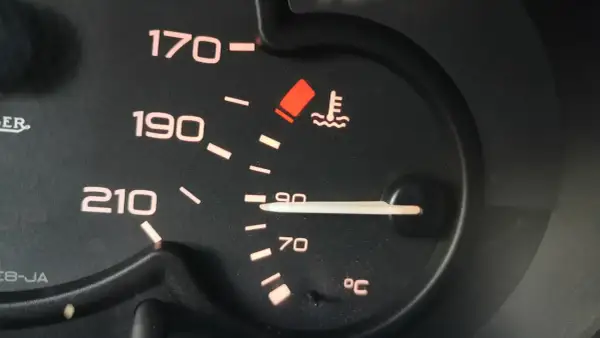 Wskaźnik pokazuje temperaturę płynu chłodniczego. Igła znajduje się między 70 a 90°C, co oznacza, że silnik jest w optymalnej temperaturze pracy.