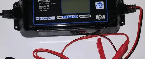 Ładowarka MW-SC8E z ikonami pojazdów. Czy nowy akumulator trzeba ładować? Sprawdź instrukcję lub ustaw tryb ładowania.