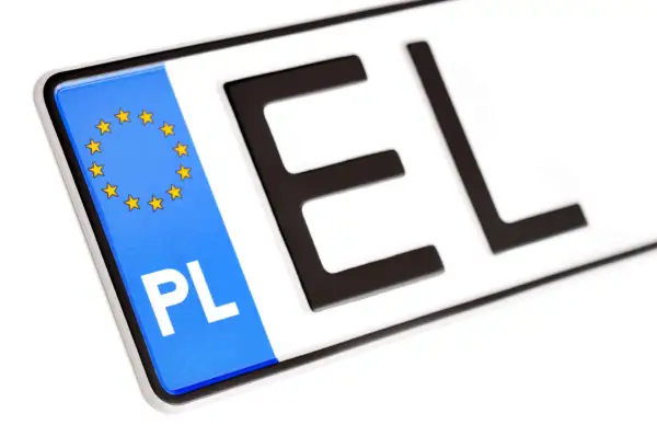 Polska tablica rejestracyjna ok. z symbolem Unii Europejskiej i literami "EL".