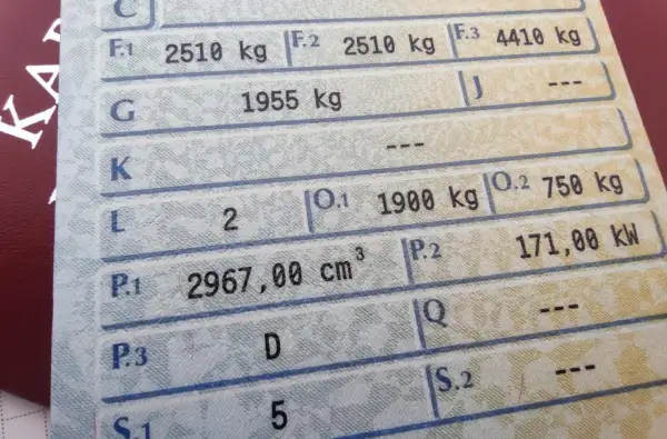 Fragment dowodu rejestracyjnego pojazdu. Widoczna masa własna 1955 kg (pole G) oraz inne dane techniczne.