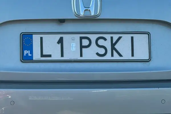 Polskie tablice rejestracyjne z numerem L1 PSKI na samochodzie Honda.