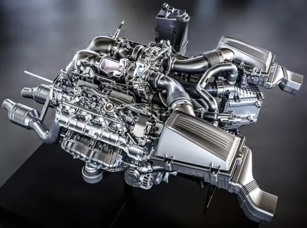 Błyszczące cylindry w silniku V8, z turbosprężarkami i skomplikowanymi przewodami, prezentują potęgę inżynierii.
